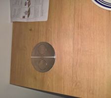 Multiprise plan de travail installé