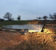 Voila dalle coul&eacute;e ! On laisse s&eacute;cher puis nous verrons les murs de monter !