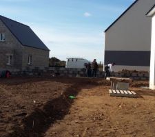Aménagement du terrain par le terrassier et convection du mu de clôture par nous même