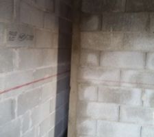 Mur de séparation garage/maison en agglos pleins de 10 désolidarisé du mur périphérique