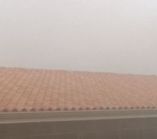 Vu sur le toit avec au fond les 2 panneaux photovoltaïque