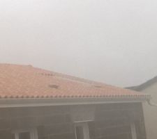 Vu sur le toit avec au fond les 2 panneaux photovoltaïque