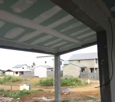 Pose des plaques de BA13 pour le faux plafond de l'étage, une partie du RDC et la véranda