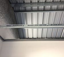 Pose des rails pour le faux plafond de l'étage