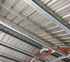 Pose des rails pour le faux plafond de l'étage
