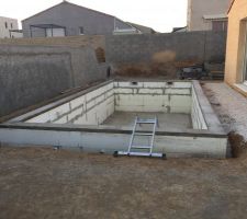 Construction piscine 7m50 long SUR 3m70 de large et 1M50 de profondeur tout les travaux son realiser  part moi même