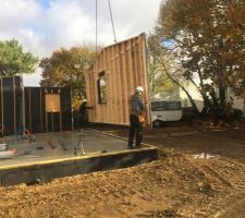 Pose du premier pan de mur.