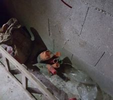 Les fourreaux en bas du tableau électrique ne sont pas assez proches du mur. ENEDIS n'a pas pu raccorder. A refaire.