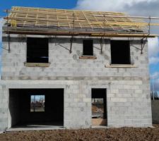 Et les maçons ont mis les rebords des fenêtres a l ' étage