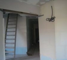 Aperçu cu couloir vu de la porte du séjour