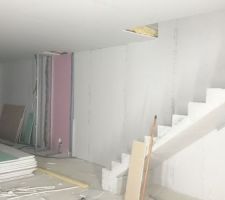 Placo mis derrière l'escalier béton, pas sans mal ......