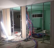 Mise en place des cloisons du bas, on ce rend mieux compte des volumes.