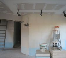 Le mur du séjour qui sépare avec la chambre 2 à gauche de la porte du séjour