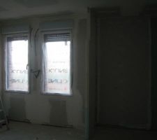 La chambre 1 avec le placard à droite des fenêtres