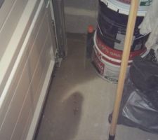 Voici l'état du garage à chaque pluie avec du vent. Par chance il n'a pas trop plut cette nuit pendant la tempête sinon je pense qu'il aurait fallu vider complètement le garage pour racler