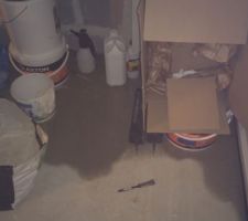 Voici l'état du garage à chaque pluie avec du vent. Par chance il n'a pas trop plut cette nuit pendant la tempête sinon je pense qu'il aurait fallu vider complètement le garage pour racler