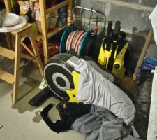 Voici l'état du garage à chaque pluie avec du vent. Par chance il n'a pas trop plut cette nuit pendant la tempête sinon je pense qu'il aurait fallu vider complètement le garage pour racler