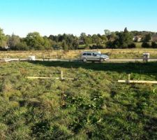 Pose des chaises et prise des points de niveaux pour l'implantation de la maison