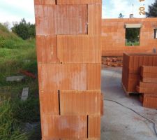 Montage murs ext&eacute;rieurs en briques de 20 cm,hourd&eacute;es a la colle R=1