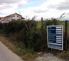 Le panneau de chantier est posé