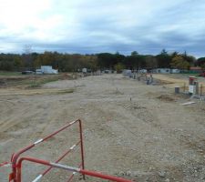 Suite travaux tranche 2, pose des coffrets &eacute;lectriques et coffrets d'eau, &eacute;levation des murs de bordure de trottoirs