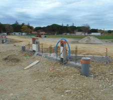 Suite travaux tranche 2, pose des coffrets &eacute;lectriques et coffrets d'eau, &eacute;levation des murs de bordure de trottoirs