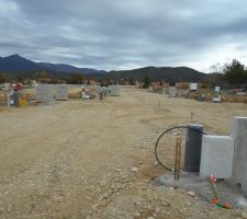 Suite travaux tranche 2, pose des coffrets &eacute;lectriques et coffrets d'eau, &eacute;levation des murs de bordure de trottoirs