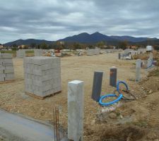 Suite travaux tranche 2, pose des coffrets électriques et coffrets d'eau, élevation des murs de bordure de trottoirs