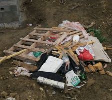 Déchets regroupés? l'enlèvement sera effectué en fin de chantier. Normalement?