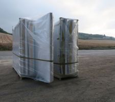 Stockage des murs sur la route. Un semi-remorque était garé sur une aire à proximité et un camion faisait les navettes.