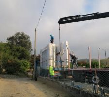 Élévation des murs par les charpentiers. Le semi-remorque faisait la navette avec le semi-remorque garé un peu plus loin.