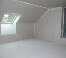 Bureau/pièce de loisir : cloisons presque terminées (manque les bandes)
