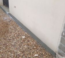 Une petite bande de ciment à été coulée pour réparer les trous que les ravaleurs n'avaient pas bouchées et qui ont apporter des infiltrations d'eau dans le sous sol.