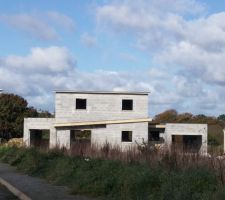 Vue d'ensemble de notre maison avant la pose des fenêtres