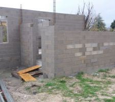 Malgr&eacute; les intemp&eacute;ries &ccedil;a avance doucement, el&eacute;vation du garage