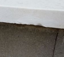 Eclat sur appui de fenêtre réparé au mastic...