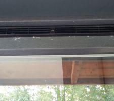 Bouches d'aération des fenêtres fermées avec beaucoup de propreté au silicone par le SAV BOOA. Auparavant il n'y avait que du silicone blanc....