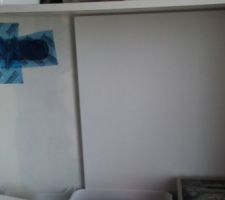 Découpage par SAV BOOA de la sonde de chauffage installée dans le placard (??) et trou laissé en place, simplement recouvert de scotch pour le test d'étanchéité et jamais réparé par SAV BOOA