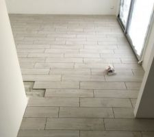 Carrelage imitation parquet dans la chambre du rdc