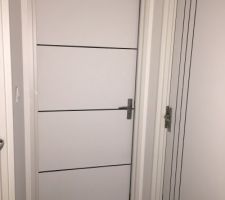 Portes intérieures avec une finition peinture gris anthracite dans les rainures que j'ai fais moi-même.