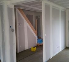 Vue sur le couloir et salon