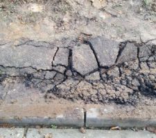 Trottoir détruit par les camions de chantier