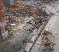 Trottoir détruit par les camions de chantier