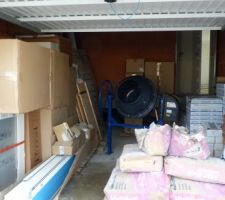 Le garage bien blindé. Entre la bétonnière toute neuve, la cuisine, le carrelage, le ciment, les menuiseries....