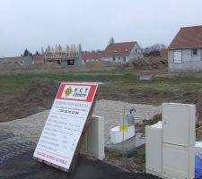 Enfin la premi&egrave;re &eacute;tape concr&eacute;te de notre construction, la pose du panneau de Permis de construire...