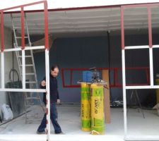 La maison à ces fenêtres ça y est on voit en bas le garage avec les grandes portes que mon mari est en train de confectionner... il est très doué !!?