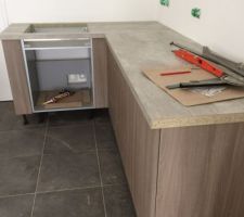 Montage de notre cuisine, le plan de travail tranche bien avec le carrelage finalement