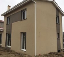 Enduit fini, il va s'éclaircir en séchant.