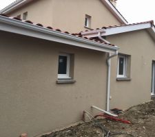 Pour la prochaine maison on prendra les menuiserie en RAL 7016 même si ça rend bien quand même  en blanc