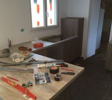 Montage de notre cuisine, heureusement que la famille à du matériel de bricolage sur le coup